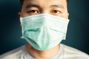 os homens usam máscaras para protegê-los do vírus, covid 19 e baterias. foto