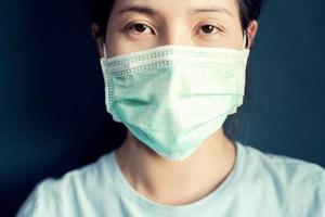 pacientes infectados com o vírus covid 19 sentirão exaustão por espirros. foto
