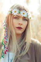 menina hippie com colar com coroa de flores foto