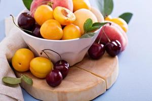 frutas de verão em uma tigela foto