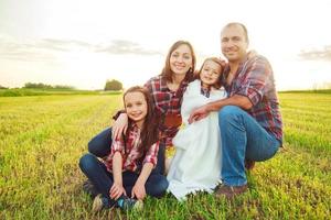 família no campo. conceito de família feliz foto