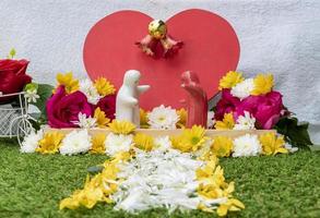 mock up casal abraçando no casamento simulado decorado com rosas e flores. conceito de dia dos namorados foto