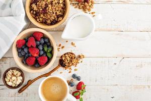mesa de café da manhã com granola e frutas frescas foto