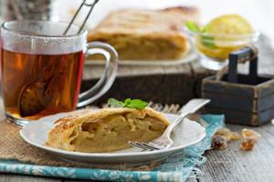 strudel de maçã com chá foto