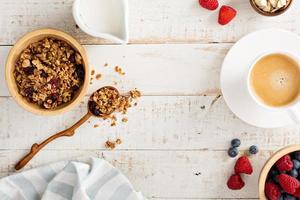 mesa de café da manhã com granola e frutas frescas foto