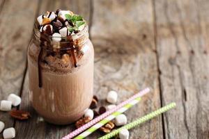 shake de chocolate com calda e marshmallow foto