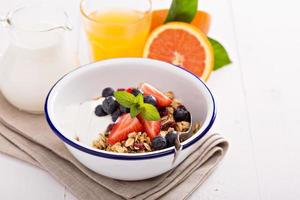 granola com frutas frescas em uma tigela foto