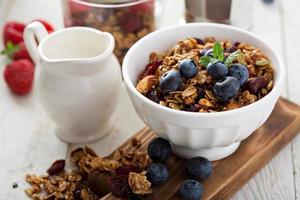 granola caseira com frutas no café da manhã foto