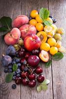 frutas frescas de caroço na mesa de madeira foto