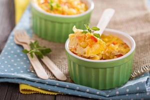 macarrão cozido com ovo e legumes foto