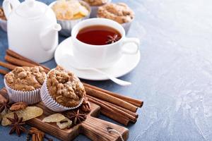 muffins streusel de gengibre e nozes com especiarias de inverno foto