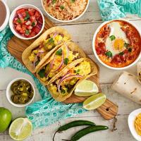 variedade de pratos da culinária mexicana em uma mesa foto