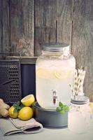 limonada caseira de gengibre em um dispensador de bebidas