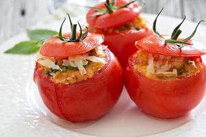 tomate recheado com queijo e pão ralado foto