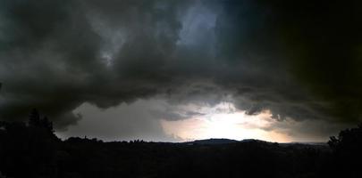 céu dramático, ciclone. nuvens cinzentas de tempestade cheias de chuva. foto