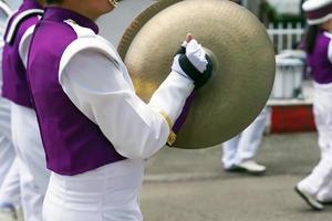 estudantes asiáticos executam címbalos na banda marcial da escola durante o dia anual de esportes. foco suave e seletivo. foto