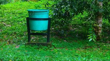 lata de lixo verde em ponto turístico foto