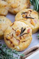 bolinhos salgados com ervas, tomate e presunto foto