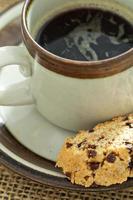 abóbora, nozes e biscoitos de chocolate com café foto