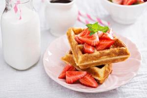 waffles de ricota com morango foto