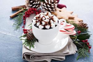 chocolate quente de natal com enfeites foto