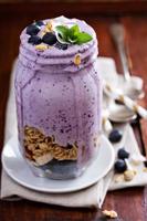 smoothie de mirtilo com frutas e granola foto