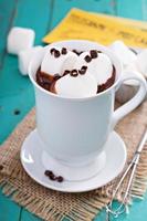 chocolate quente com manteiga de amendoim e marshmallow foto