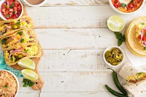 variedade de pratos da culinária mexicana em uma mesa foto