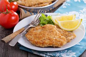 schnitzel de porco com parmesão foto