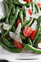 salada quente com feijão verde e queijo parmesão foto