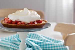 torta de merengue de limão e morango foto