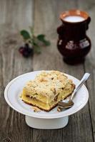 pedaço de bolo de café com cobertura de migalhas foto