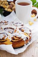 pãezinhos de canela com chocolate e creme foto