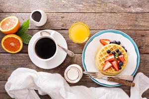 waffles de café da manhã com frutas frescas foto