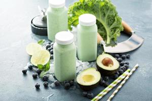 smoothies verdes em pequenas garrafas para ir foto