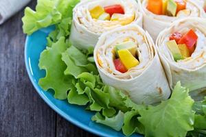 envoltórios de tortilha de lanche de almoço saudável foto