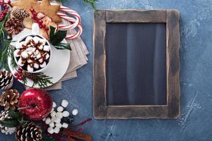 chocolate quente de natal com enfeites foto