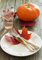 mesa de outono com folhas de outono, garfo e faca foto