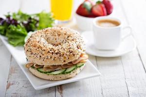 tudo bagels com cream cheese e pepino foto