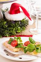 crostini de truta defumada para ceia de natal foto