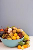 frutas exóticas em uma tigela foto
