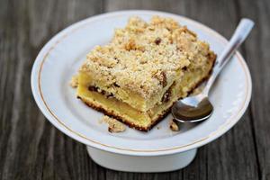 pedaço de bolo de café com cobertura de migalhas foto