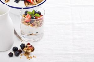 granola com frutas frescas em uma tigela azul foto