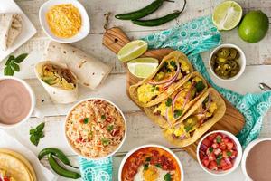 variedade de pratos da culinária mexicana em uma mesa foto