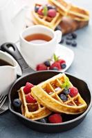 waffles recém-assados com frutas no café da manhã foto