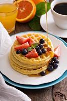 waffles de café da manhã com frutas frescas foto