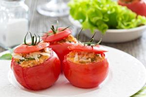 tomate recheado com queijo e pão ralado foto