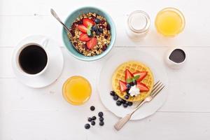 waffles de café da manhã com frutas frescas foto