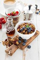 granola caseira com frutas no café da manhã foto