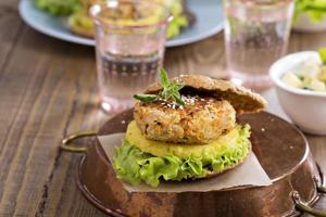 hambúrgueres veganos com feijão e legumes foto